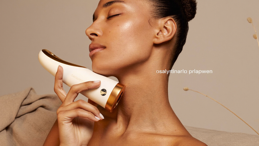 Femme utilisant l'appareil LED lift & glow SOVEYA sur le cou et le contour de la mâchoire