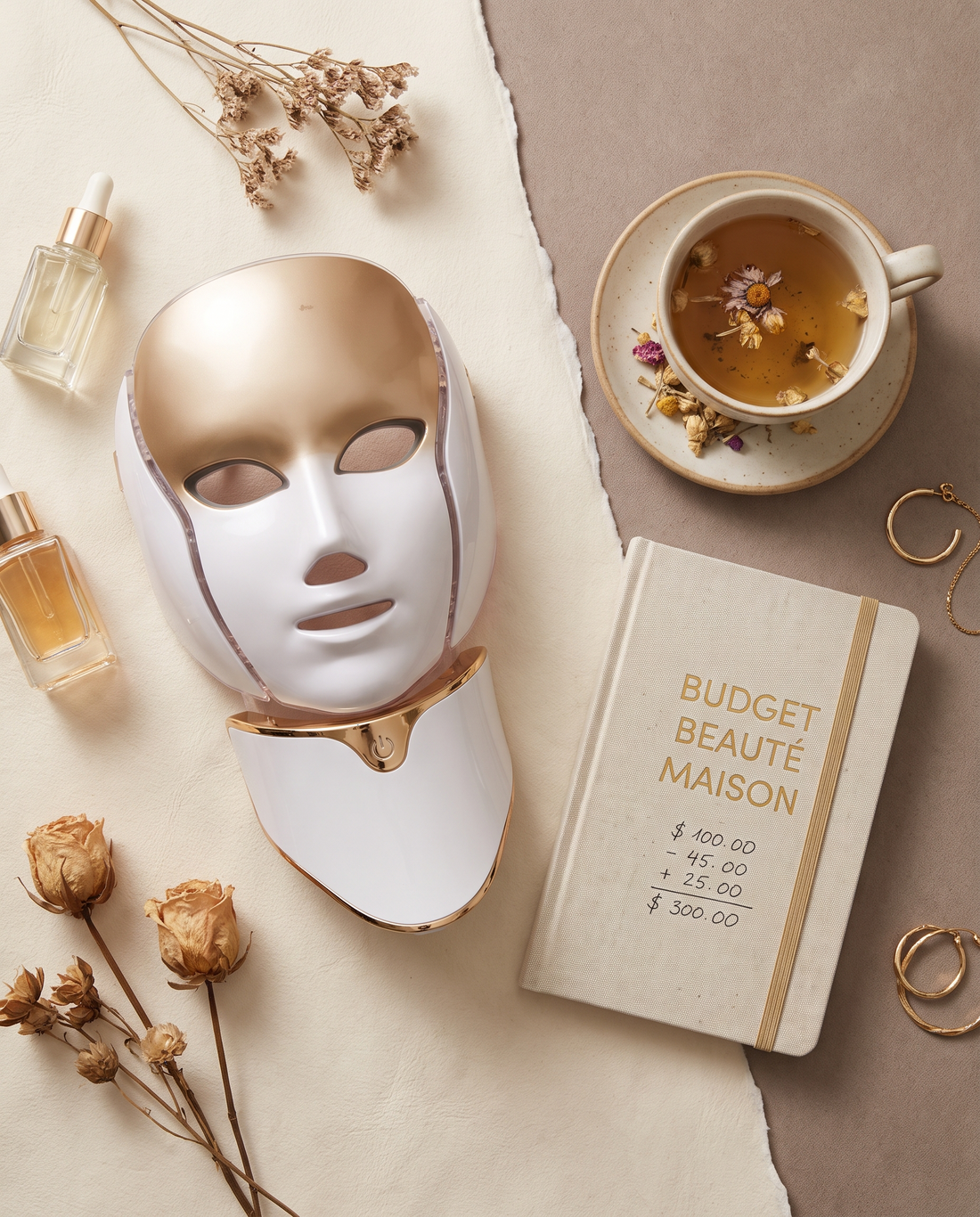 Flatlay premium appareil LED posé près d'un carnet et d'une tasse de thé, fond ivoire et taupe, lumière studio chaude