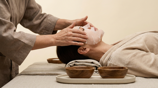 Application d'un masque tissu coréen sur le visage, esthétique premium Soveya