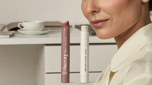 Femme au bureau avec un tatouage lèvres peel-off teinte rose naturel et une tasse de café, ambiance professionnelle chic