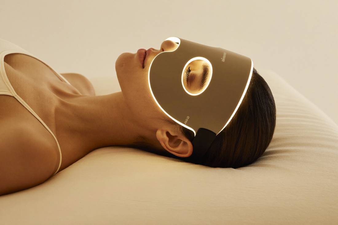 Femme utilisant sereinement l'appareil LED visage Gualift Soveya, yeux fermés