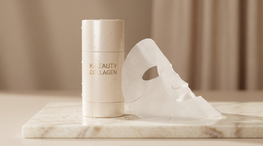 Tube de masque coréen au collagène Soveya sur fond ivoire avec masque tissu déplié, esthétique clean beauty