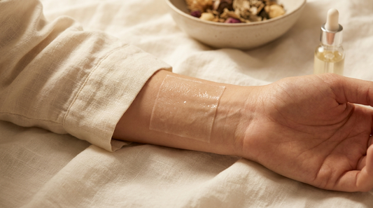 Test allergique d'un masque tissu coréen appliqué sur le poignet