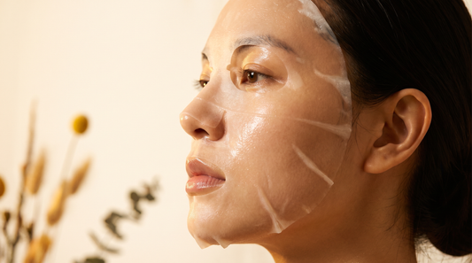 Masque tissu coréen au collagène appliqué sur un visage de profil, ambiance spa premium