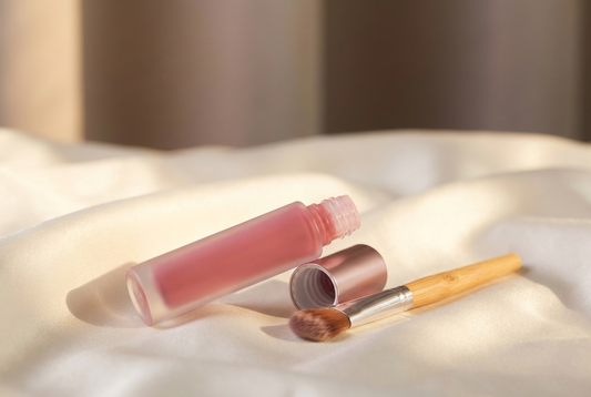 Tatouage lèvres peel-off Soveya rose sur tissu ivoire, ambiance clean beauty