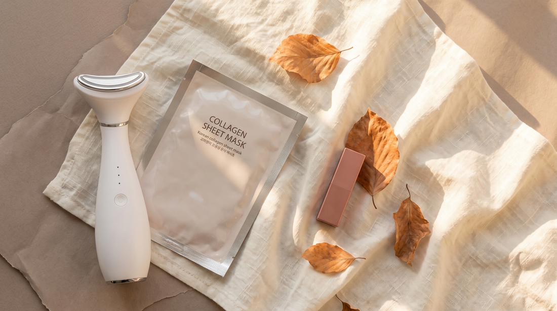 Routine de rentrée Soveya : appareil LED, masque collagène et tatouage lèvres sur fond ivoire