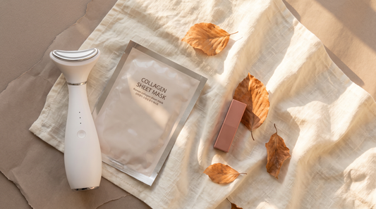 Routine de rentrée Soveya : appareil LED, masque collagène et tatouage lèvres sur fond ivoire
